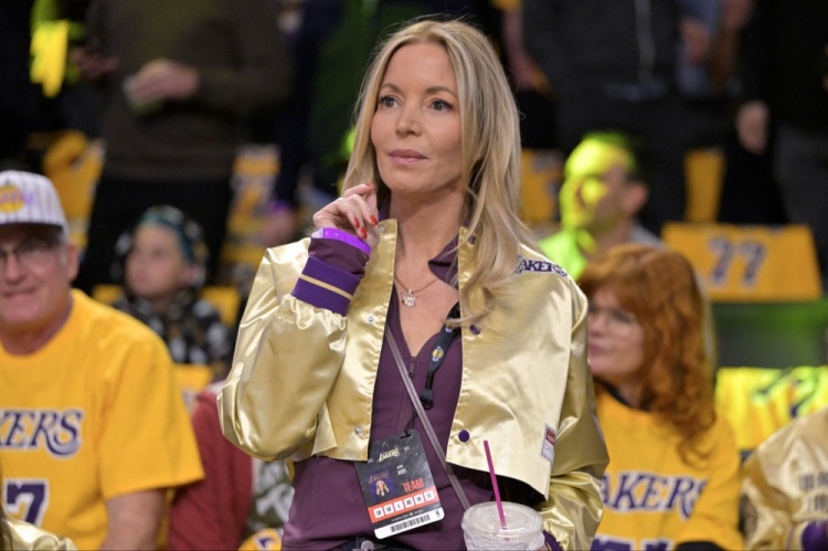 美记:珍妮·巴斯预计代表湖人出席NBA理事会 鲍尔默不会出席